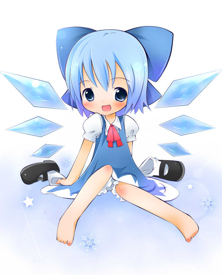 nora (pixiv), cirno, embodiment of scarlet devil, touhou, bad id, bad pixiv id, 1girl, barefoot, blue eyes, blue hair, bow, child, female focus, full body, gradient background, hair bow, mary janes, matching hair/eyes, shoes, short hair, sitting, socks, solo, wings