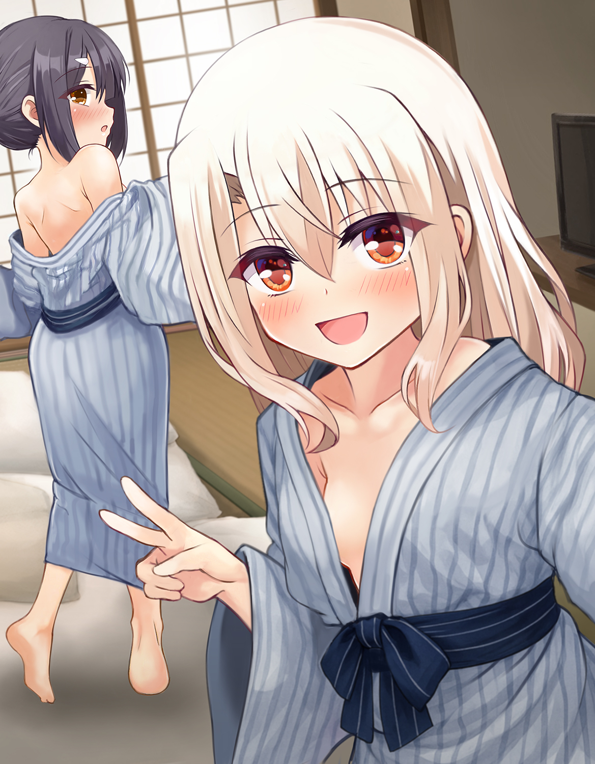 mochi (k620803n), illyasviel von einzbern, miyu edelfelt, fate/kaleid liner prisma illya, fate (series), commentary request, highres, paid reward available, 2girls, :d, bare shoulders, barefoot, bath yukata, black hair, blue kimono, blush, breasts, brown eyes, collarbone, indoors, japanese clothes, kimono, long hair, looking at viewer, multiple girls, off shoulder, open mouth, red eyes, short hair, shoulder blades, small breasts, smile, striped clothes, striped kimono, v, vertical-striped clothes, vertical-striped kimono, white hair, yukata