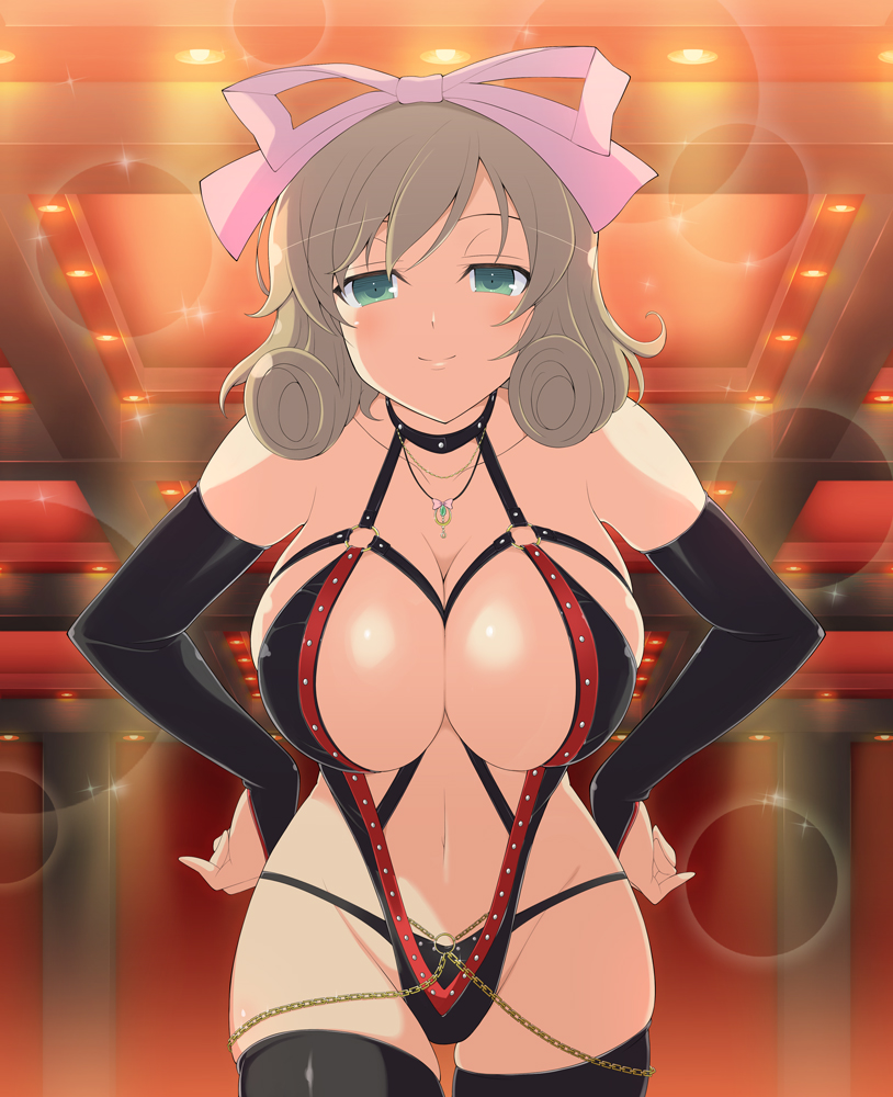 haruka (senran kagura), senran kagura, senran kagura new wave, senran kagura shoujo-tachi no shin'ei, non-web source, official art, 1girl, bare shoulders, black bridal gauntlets, black choker, black gloves, black leotard, black panties, black thighhighs, blue gemstone, blush, bow, breasts, bridal gauntlets, brown hair, ceiling light, center opening, chain, choker, cleavage, closed mouth, collarbone, curly hair, dominatrix, elbow gloves, gem, gloves, gold chain, green eyes, green gemstone, groin, hair bow, half-closed eyes, hands on own hips, highleg, highleg leotard, huge breasts, indoors, jewelry, lattice, leaning forward, lens flare, leotard, linea alba, looking at viewer, navel, o-ring, o-ring leotard, panties, pendant, pink bow, plunging neckline, red trim, revealing clothes, shiny skin, short hair, skindentation, smile, solo, sparkle, studded choker, studs, swept bangs, thighhighs, thighs, thong, underwear