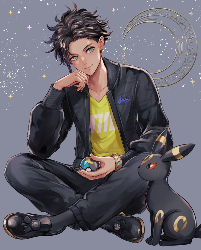 saku (soreca49), claude von riegan, umbreon, fire emblem, fire emblem: three houses, nintendo, pokemon, 1boy, black fur, black jacket, black pants, brown hair, closed mouth, collarbone, colored sclera, crescent moon, crossed legs, dark-skinned male, dark skin, gen 2 pokemon, green eyes, holding, holding poke ball, jacket, long sleeves, looking at viewer, male focus, mega ring, moon, moon ball, open clothes, open jacket, pants, poke ball, pokemon (creature), red eyes, red sclera, shirt, shoes, short hair, sitting, smile, solo focus, star (symbol), yellow shirt