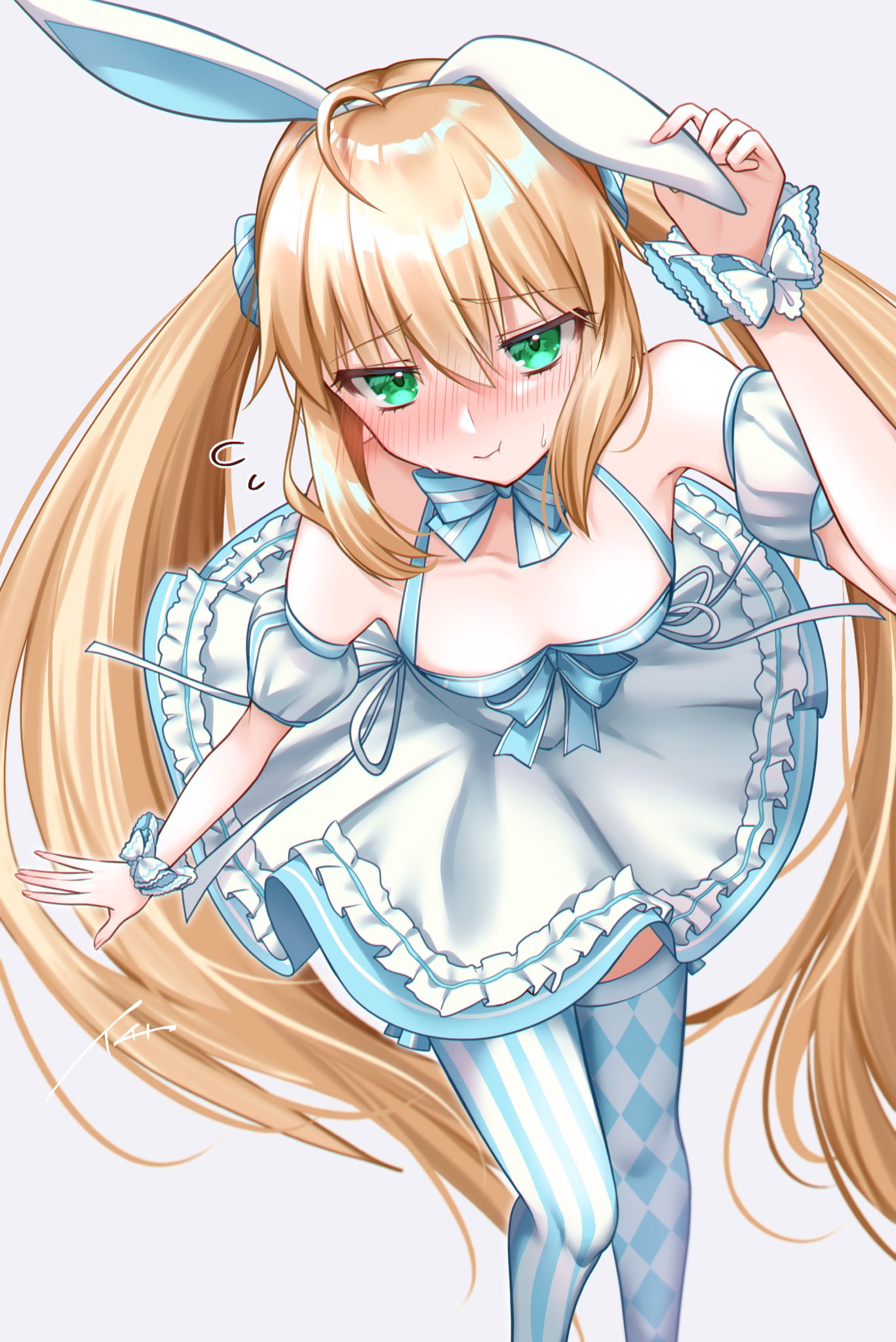 ichi kq, artoria caster (fate), artoria caster (swimsuit berserker) (second ascension) (fate), artoria pendragon (fate), fate/grand order, fate (series), commentary request, highres, 1girl, :t, ahoge, animal ear hairband, animal ears, apron, argyle clothes, argyle thighhighs, arm at side, asymmetrical legwear, bare shoulders, blonde hair, blue bow, blue bowtie, blue dress, blush, bow, bowtie, breasts, cleavage, detached collar, detached sleeves, dress, embarrassed, fake animal ears, feet out of frame, flying sweatdrops, frilled apron, frills, green eyes, grey background, hair between eyes, hair ornament, hair scrunchie, hairband, halter dress, halterneck, leaning forward, long hair, looking at viewer, mismatched legwear, nervous sweating, puffy detached sleeves, puffy short sleeves, puffy sleeves, rabbit ear hairband, rabbit ears, scrunchie, short sleeves, simple background, small breasts, solo, striped clothes, striped thighhighs, sweat, thighhighs, twintails, vertical-striped clothes, vertical-striped thighhighs, very long hair, waist apron, white apron, wrist scrunchie