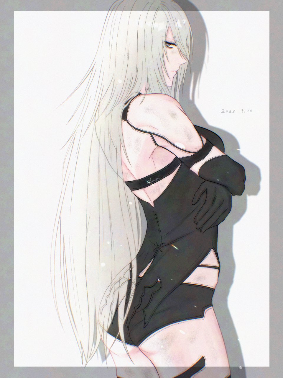 lux spei, a2 (nier:automata), nier:automata, nier (series), highres, 1girl, bare shoulders, black gloves, black shirt, black shorts, border, breasts, cowboy shot, crossed arms, dated, dirty, dirty face, elbow gloves, gloves, grey border, grey hair, hair over one eye, long hair, looking at viewer, medium breasts, micro shorts, midriff, profile, shirt, shorts, solo, white background