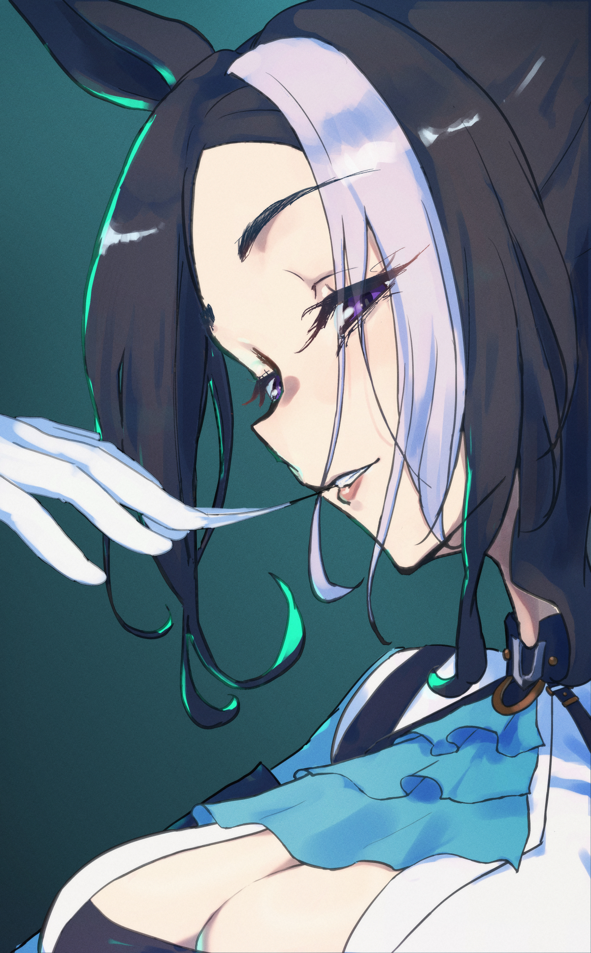 harakomeshi, mejiro ramonu (onyx line) (umamusume), mejiro ramonu (umamusume), umamusume, highres, 1girl, animal ears, ascot, biting, biting glove, blue ascot, breasts, cleavage, gloves, green background, horse ears, horse girl, looking at viewer, multicolored hair, purple eyes, smile, solo, striped hair, two-tone hair, white gloves