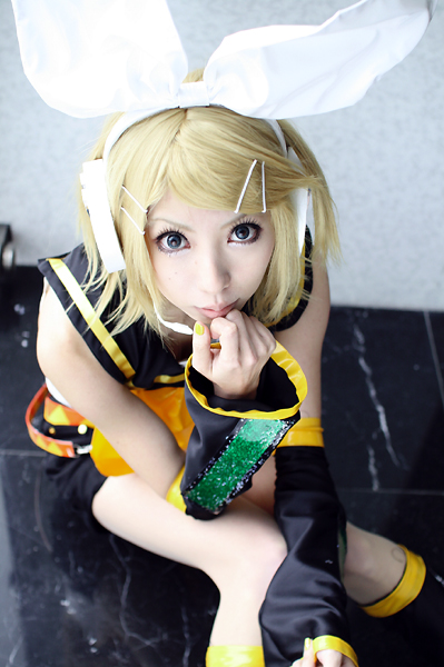 kagamine rin, vocaloid, photo (medium), blue eyes, cosplay, legs, mizuno shiro, short hair, shorts, sitting