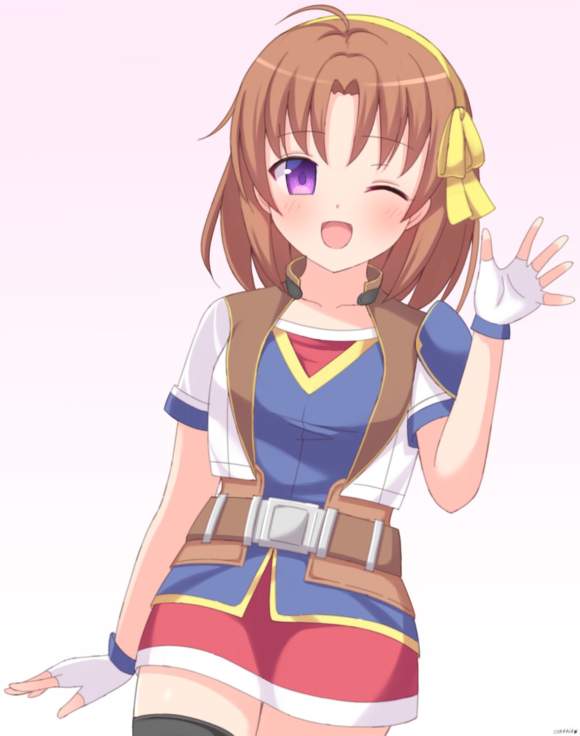 cassis (orleans13x), anelace elfead, eiyuu densetsu, sora no kiseki, highres, 1girl, ahoge, armor, brown hair, curtained hair, fingerless gloves, gloves, gradient background, headband, looking at viewer, one eye closed, open mouth, parted bangs, pauldrons, pink background, purple eyes, short hair, shorts, shoulder armor, simple background, single pauldron, smile, solo, upper body, waving, white background, yellow headband