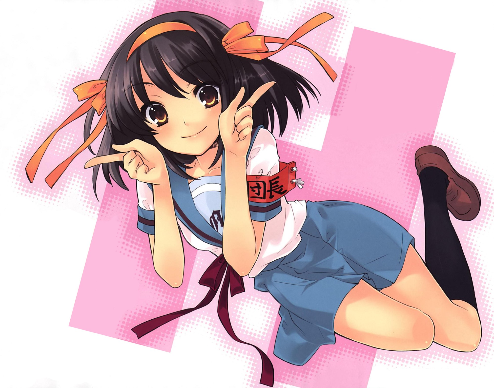 ito noizi, suzumiya haruhi, suzumiya haruhi no yuuutsu, highres, 00s, black hair, brown eyes, hairband, school uniform, serafuku, short hair, smile, socks, solo
