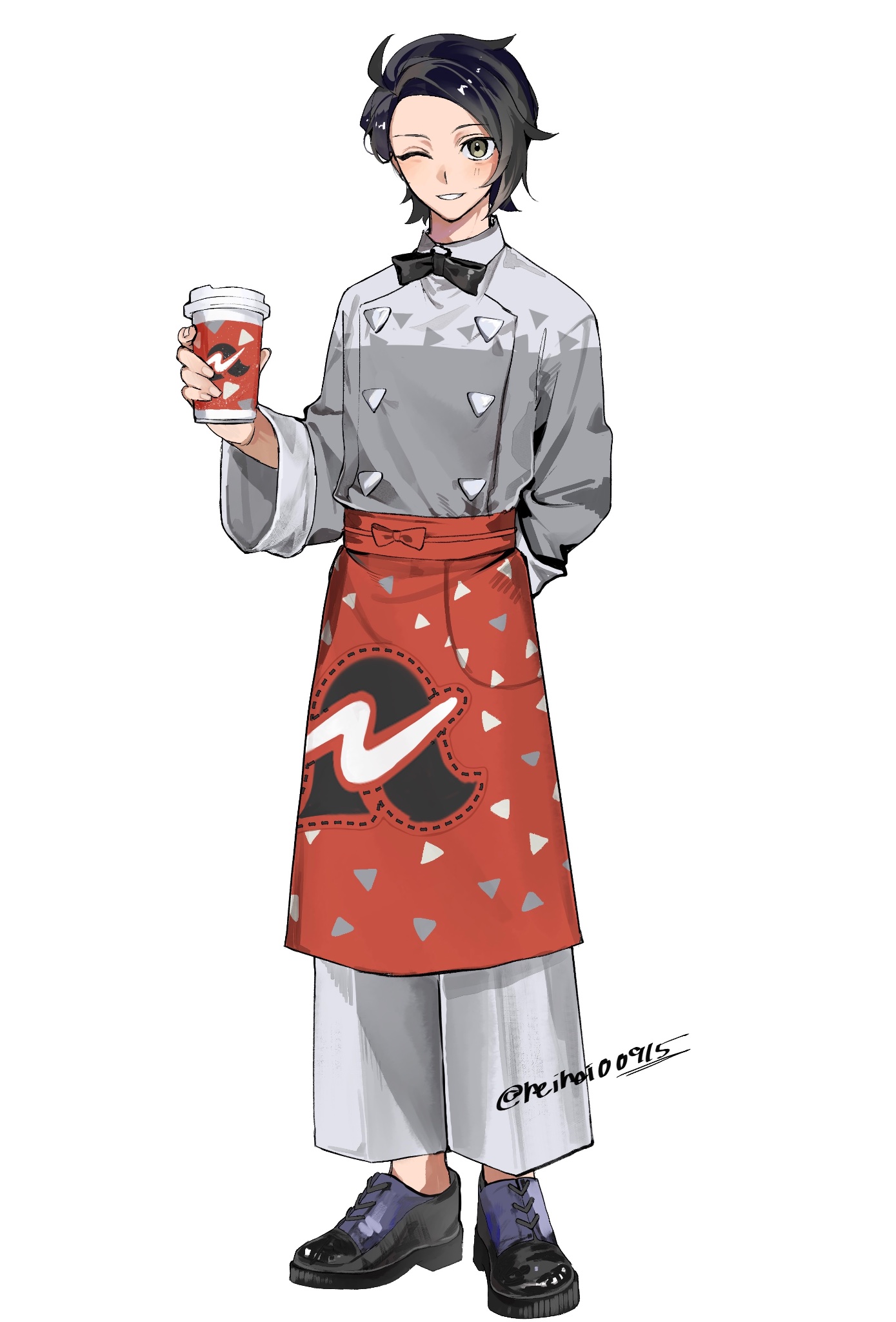 reirei00915, grisham (pokemon), paxton (pokemon), nintendo, pokemon, pokemon legends: z-a, highres, 1boy, alternate costume, apron, arm behind back, black bow, black bowtie, black hair, black shoes, bow, bowtie, buttons, cosplay, cup, disposable coffee cup, disposable cup, double-breasted, grey eyes, grin, grisham (pokemon) (cosplay), holding, holding cup, light blush, loafers, male focus, one eye closed, orange apron, pants, print apron, shoes, short hair, side ahoge, single hair intake, smile, solo, twitter username, waist apron, white background, white pants, wide sleeves
