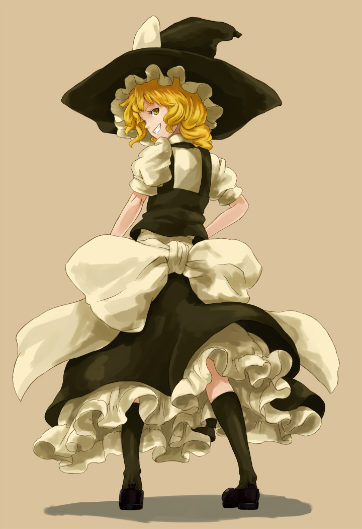 shibasaki shouji, kirisame marisa, touhou, bad id, bad pixiv id, 1girl, blonde hair, bow, brown background, dress, female focus, frills, from behind, gathers, grin, hat, kneehighs, large bow, looking back, petticoat, shadow, short hair, simple background, smile, socks, solo, standing, witch, witch hat, yellow eyes