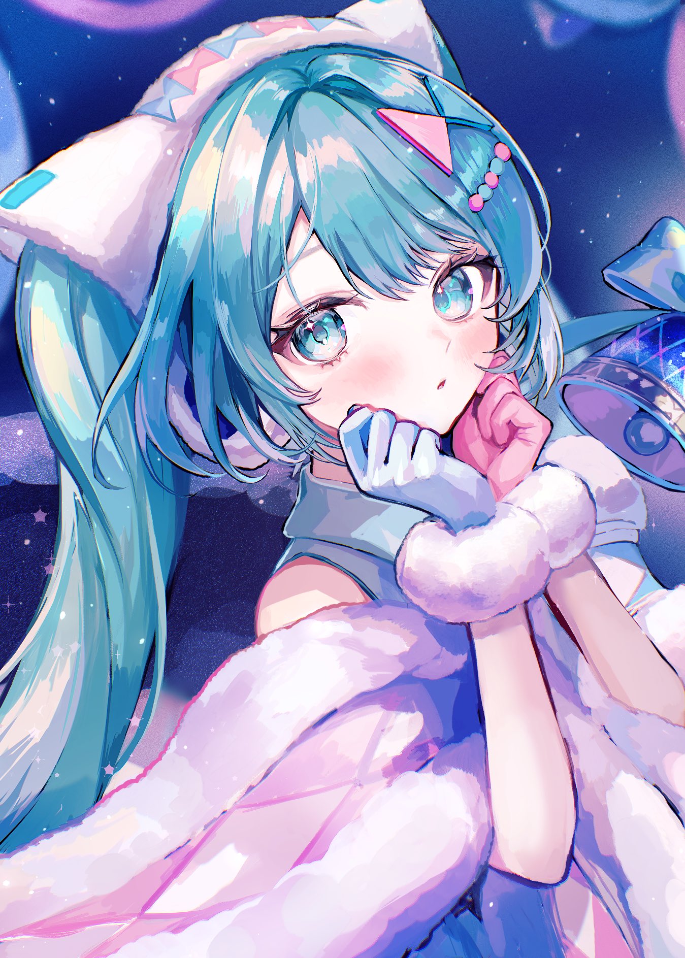 pipi (pipinavigation), hatsune miku, vocaloid, commentary request, highres, 1girl, animal ear hairband, animal ears, aqua eyes, aqua hair, asymmetrical gloves, bell, blush, cat ear hairband, cat ears, coat, fake animal ears, fur-trimmed gloves, fur trim, gloves, hair ornament, hairband, long hair, looking at viewer, parted lips, sparkle background, swept bangs, triangle hair ornament, twintails, white coat, winter gloves