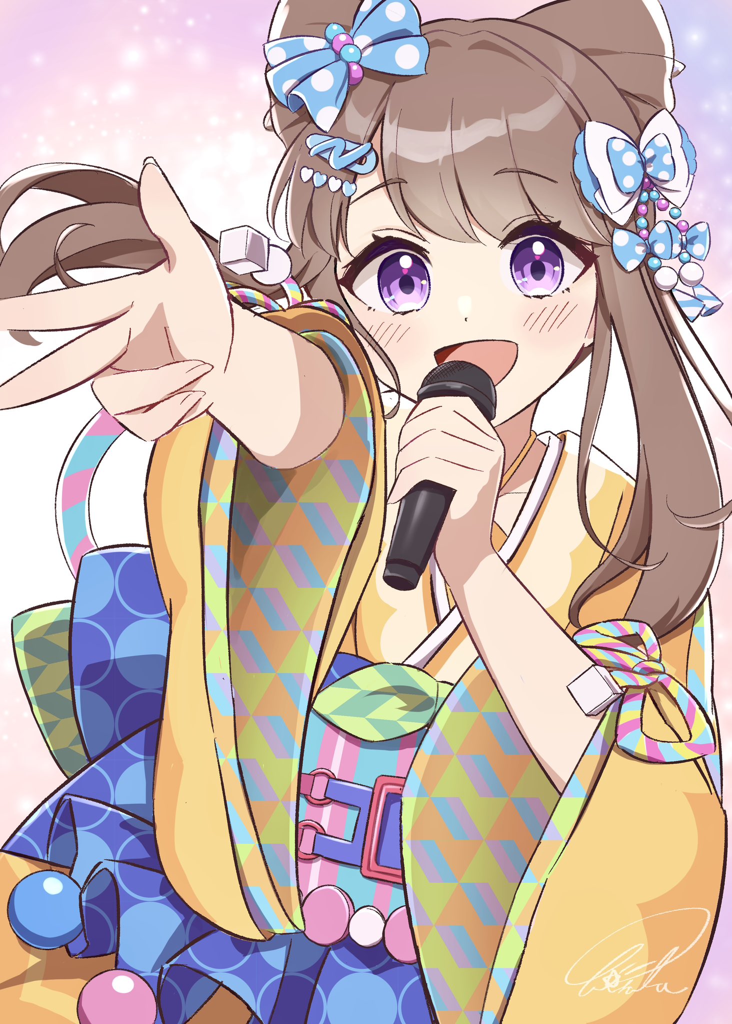 hisaka, fujishima megumi, link! like! love live!, love live!, commentary request, highres, 1girl, :d, blue bow, blue sash, bow, bow-shaped hair, brown hair, gradient background, hair bow, holding, holding microphone, identity (love live!), japanese clothes, kimono, looking at viewer, microphone, music, official alternate costume, open mouth, orange kimono, pink background, pink sash, polka dot, polka dot bow, purple eyes, sash, short hair with long locks, singing, smile, solo, three-quarter sleeves, two-tone sash, vertical-striped sash, virtual youtuber, wide sleeves