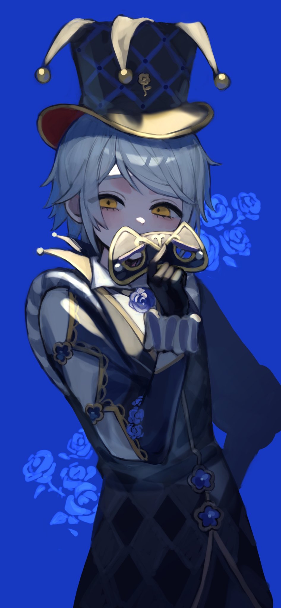 victor grantz, victor grantz (pantaloon), identity v, commentary request, highres, 1boy, 37mimi aim, argyle clothes, blue background, blue flower, blue rose, covered mouth, eye mask, flower, grey hair, hat, holding, holding mask, looking at viewer, male focus, mask, official alternate costume, raised eyebrows, rose, solo, top hat, upper body, yellow eyes