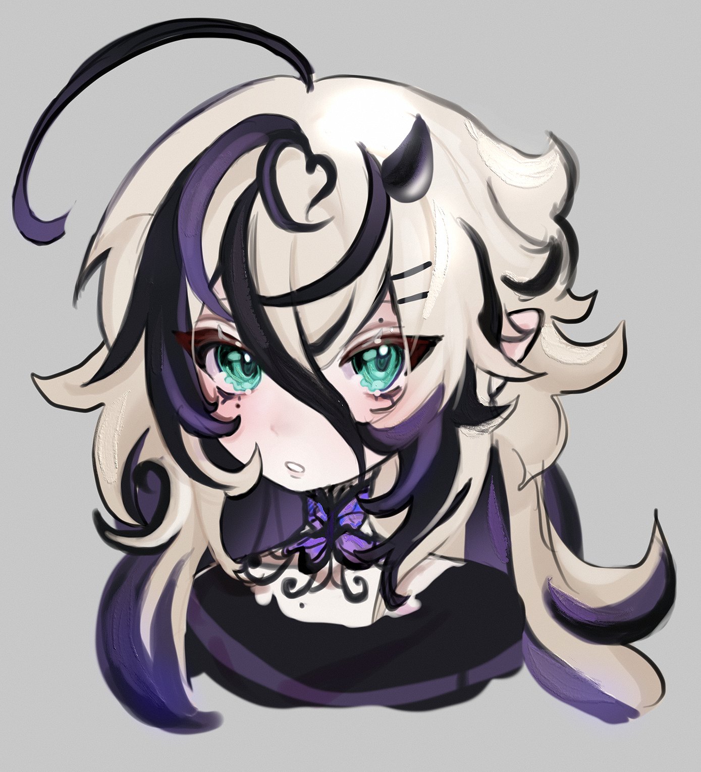 cloud (lufaeris), original, commentary, highres, 1girl, ahoge, aqua eyes, black shirt, black streaks, cropped shoulders, double-parted bangs, grey background, hair between eyes, hair ornament, hairclip, horns, huge ahoge, long hair, looking at viewer, mole, mole under eye, multicolored hair, parallel hairclips, parted lips, shirt, simple background, single horn, solo, streaked hair, white hair