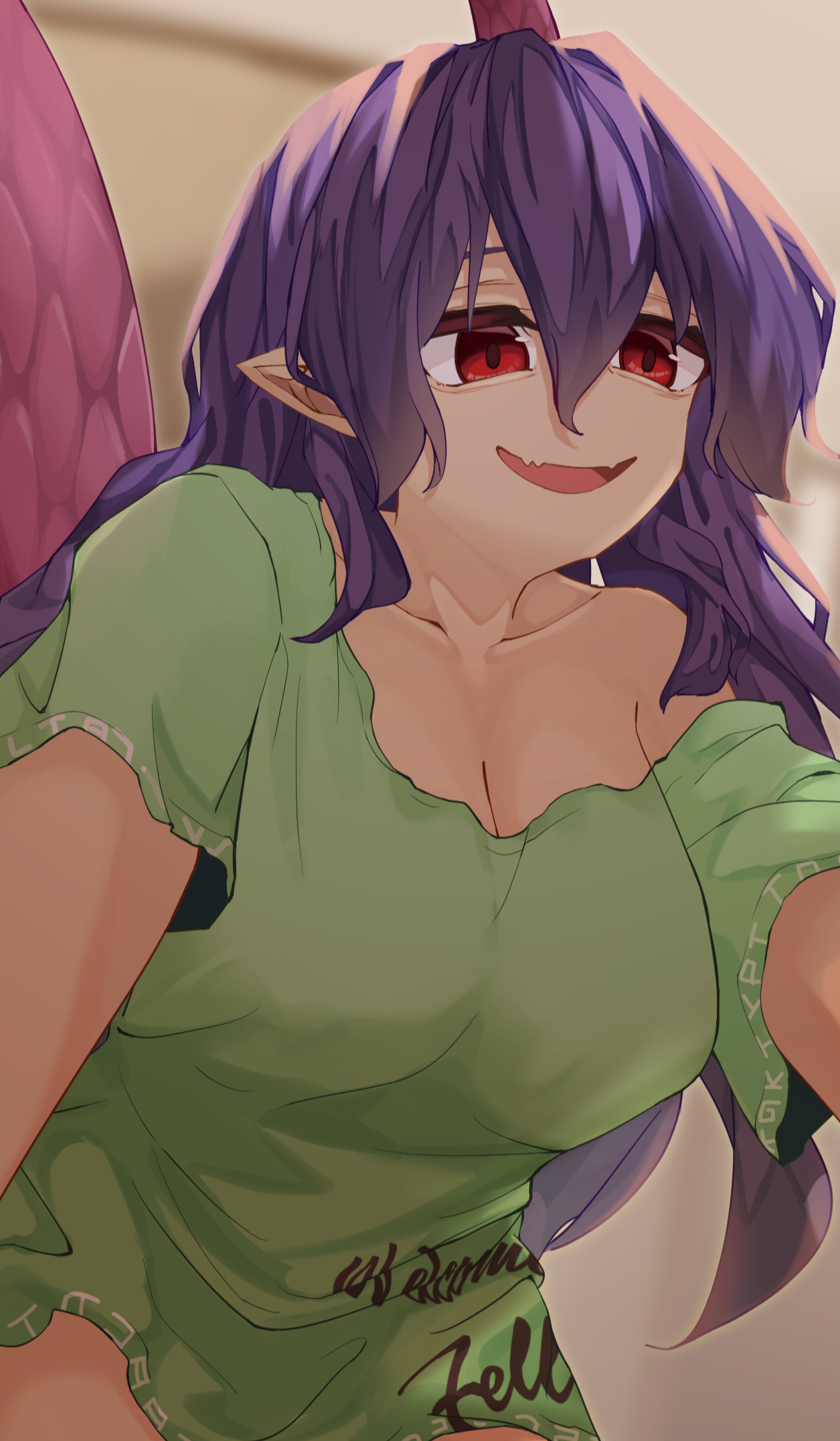 tenkajin chiyari, touhou, commentary request, highres, partial commentary, 1girl, blurry, blurry background, breasts, brown background, chuananshi, cleavage, clothes writing, collarbone, double-parted bangs, english text, fangs, green shirt, hair between eyes, horns, large breasts, leaning forward, long hair, open mouth, pointy ears, purple hair, red eyes, reptile girl, shirt, short sleeves, single horn, single off shoulder, skin fangs, smile, solo, tail, thighs, upper body, very long hair