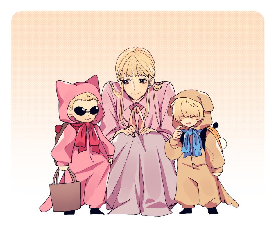 mango wa, donquixote's mother (one piece), donquixote doflamingo, donquixote rocinante, one piece, commentary request, korean commentary, 1girl, 2boys, aged down, backpack, bag, blonde hair, blunt bangs, blush, brothers, hair over eyes, holding, holding bag, mother and son, multiple boys, short hair, siblings, sidelocks, smile, squatting, sunglasses