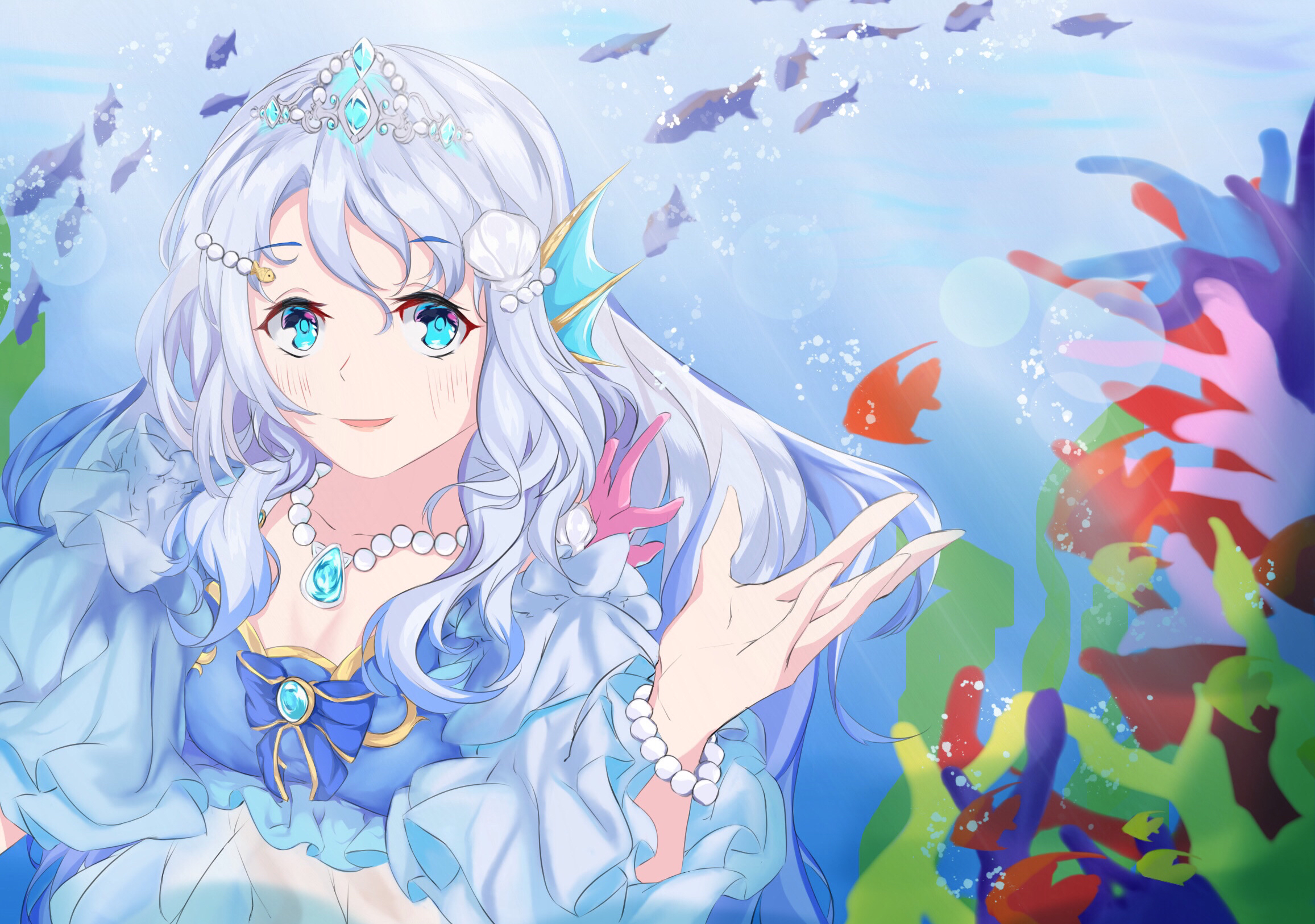 hayashi 0311, doris (hololive), hololive, hololive china, chinese commentary, commentary request, highres, 1girl, blue eyes, blue hair, blurry, blush, bokeh, depth of field, fins, fish, frills, hair between eyes, head fins, jewelry, looking at viewer, necklace, solo, submerged, tiara, virtual youtuber