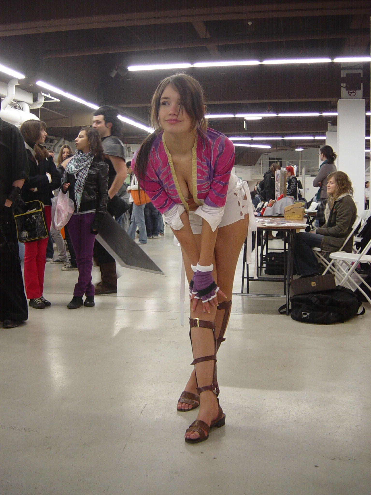 tekken, highres, photo (medium), tagme, breasts, cosplay, feet, gladiator sandals, sandals, toes, v, voyeurism