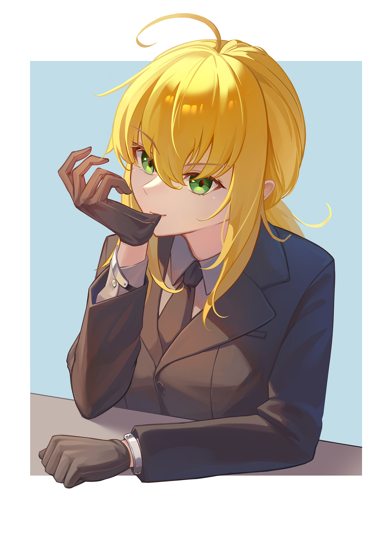 wujingwushi, artoria pendragon (fate), saber (fate), fate/zero, fate (series), commentary, english commentary, highres, 1girl, ahoge, antenna hair, black gloves, black jacket, black necktie, blonde hair, blue background, border, bracelet, breast pocket, collared shirt, formal clothes, glove pull, gloves, green eyes, grey shirt, hair between eyes, jacket, jewelry, long hair, long sleeves, looking at viewer, mouth hold, necktie, pocket, ponytail, shirt, sidelocks, simple background, solo, suit, upper body, white border, wing collar