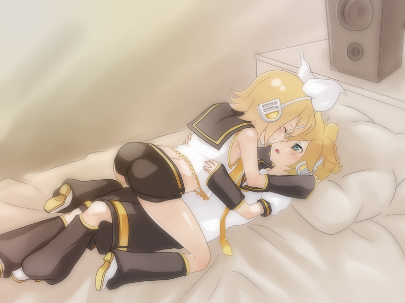 oumi sanaka, kagamine len, kagamine rin, vocaloid, bad id, bad pixiv id, 00s, 1boy, 1girl, all fours, ass, bloom, blush, girl on top, hetero, incest, shorts, straddling