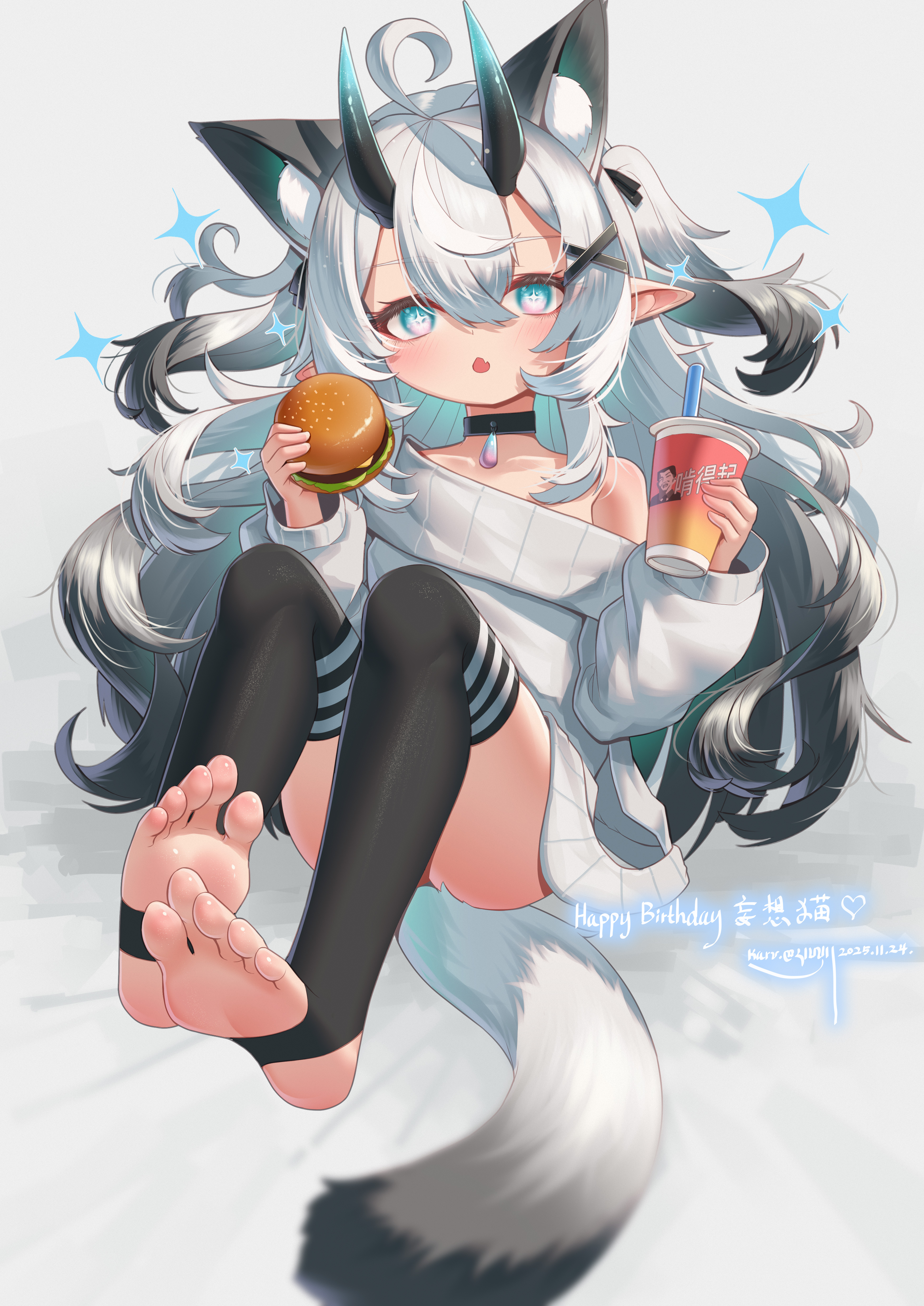karv, original, absurdres, chinese commentary, commentary request, highres, 1girl, ahoge, animal ear fluff, animal ears, black choker, black hair, black horns, black ribbon, black thighhighs, blue eyes, blue horns, borrowed character, bright pupils, burger, cat ears, cat girl, cat tail, choker, cross-shaped pupils, cup, dated, disposable cup, drinking straw, extra ears, fang, feet, food, foot focus, full body, gradient eyes, gradient hair, gradient horns, hair between eyes, hair ornament, hair ribbon, happy birthday, holding, holding burger, holding cup, holding food, horns, long hair, long pointy ears, long sleeves, mosou cat girl (mosou keito), multicolored eyes, multicolored hair, multicolored horns, off-shoulder sweater, off shoulder, open mouth, pink eyes, pointy ears, ribbon, sidelocks, sitting, skin fang, solo, stirrup legwear, sweater, symbol-shaped pupils, tail, thighhighs, toeless legwear, toes, two-tone eyes, two-tone hair, two side up, very long hair, white hair, white pupils, white sweater, x hair ornament