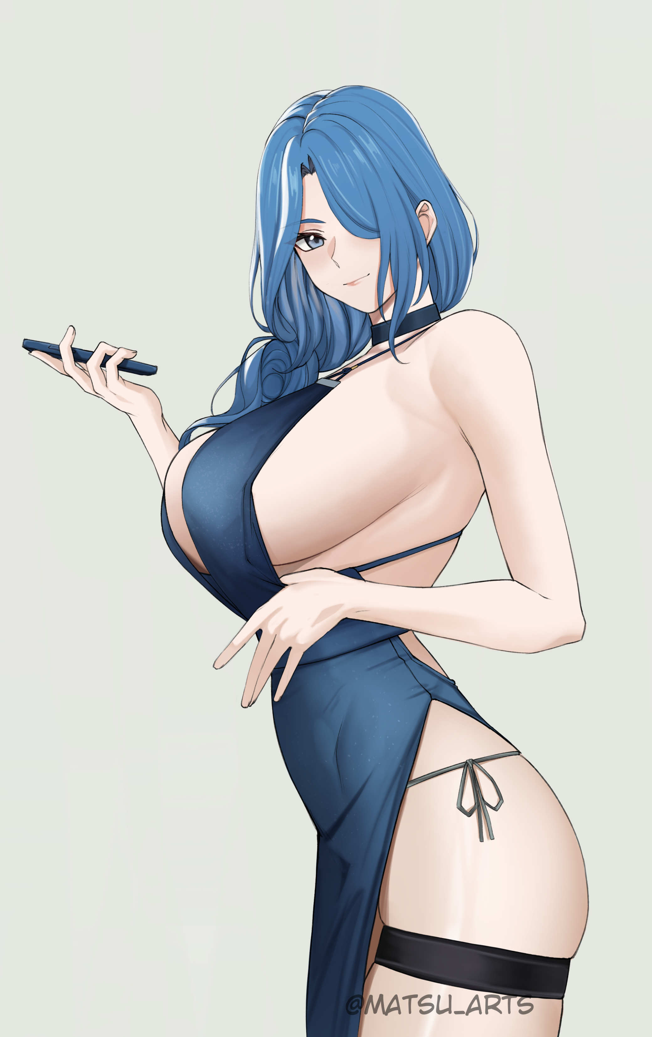 matsu arts, dp-12 (girls' frontline), helen (girls' frontline 2), helen (starlit waltz) (girls' frontline 2), girls' frontline, girls' frontline 2: exilium, absurdres, commentary, highres, 1girl, blue dress, breasts, cellphone, dress, from side, grey background, hair over one eye, holding, holding phone, large breasts, long hair, looking at viewer, multicolored hair, official alternate costume, phone, sideboob, simple background, skindentation, smartphone, solo, streaked hair, thigh strap, two-tone hair, white hair