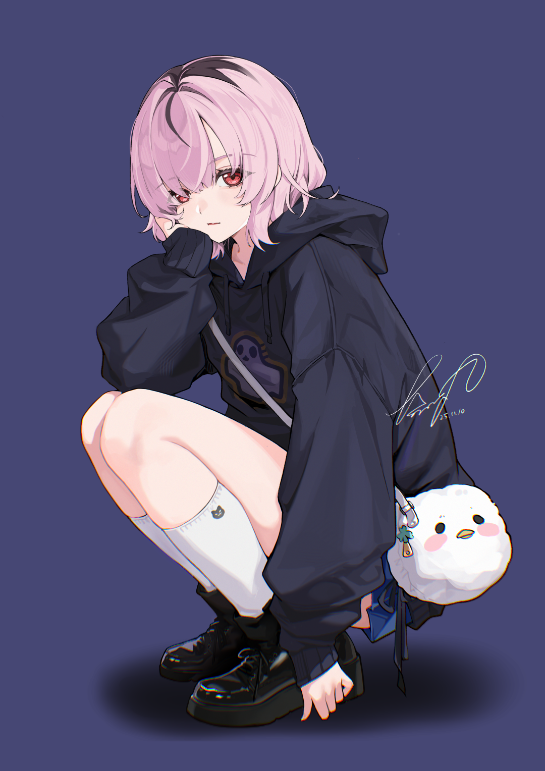qijiwan goldyu, original, commentary, highres, symbol-only commentary, 1girl, bag, black hair, black hoodie, blue skirt, closed mouth, dated, full body, hand on own cheek, hand on own face, handbag, hood, hood down, hoodie, kneehighs, long sleeves, looking at viewer, miniskirt, multicolored hair, pink hair, purple background, red eyes, shoes, short hair, shoulder bag, signature, simple background, skirt, socks, squatting, two-tone hair, white socks