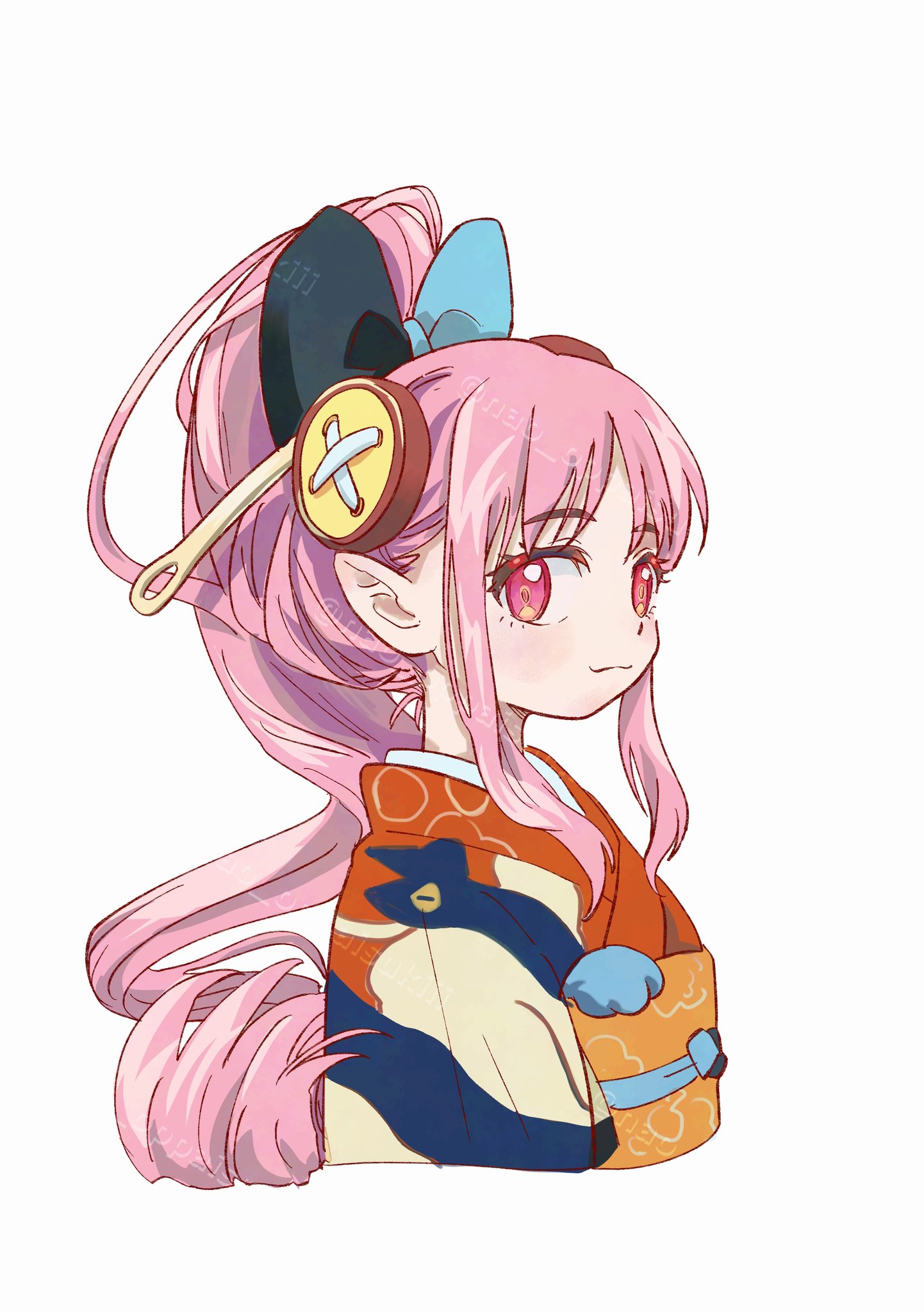 fate/grand order, fate (series), highres, 1girl, animal print, black bow, blue bow, bow, button hair ornament, cat print, closed mouth, from side, habetrot (over the same sky) (fate), hair bow, hair ornament, hairpin, japanese clothes, kimono, long hair, looking at viewer, nao oppaisukiii, orange sash, pink eyes, pink hair, pointy ears, sideways glance, smile, solo, two-tone bow, upper body, watermark