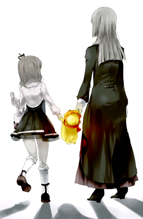 kl (dgzonbi), sakutarou (umineko), ushiromiya maria, ushiromiya rosa, umineko no naku koro ni, 00s, 2girls, age difference, family bonding, from behind, hime cut, holding hands, long hair, mother and daughter, multiple girls, stuffed animal, stuffed lion, stuffed toy