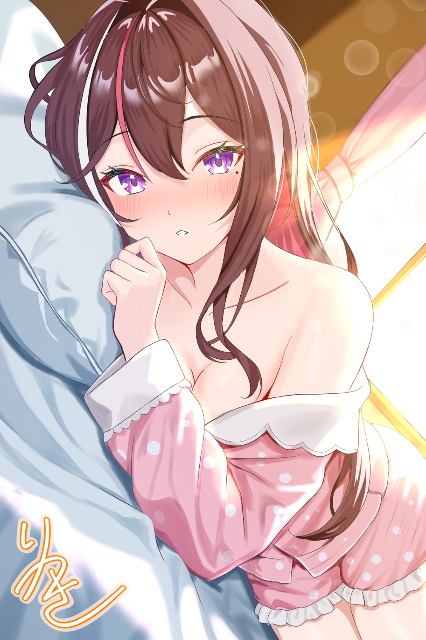 ritsuki kotowa, azki (hololive), hololive, commentary request, highres, 1girl, bed, bed sheet, blush, breasts, brown hair, cleavage, collarbone, colored inner hair, curtains, hair between eyes, hair intakes, indoors, lace trim, long hair, looking at viewer, lying, medium breasts, mole, mole under eye, multicolored hair, off shoulder, on bed, on side, pajamas, parted lips, pillow, pink hair, pink pajamas, pink streaks, polka dot, polka dot pajamas, purple eyes, sleeve cuffs, solo, streaked hair, sunlight, virtual youtuber, white streaks, window