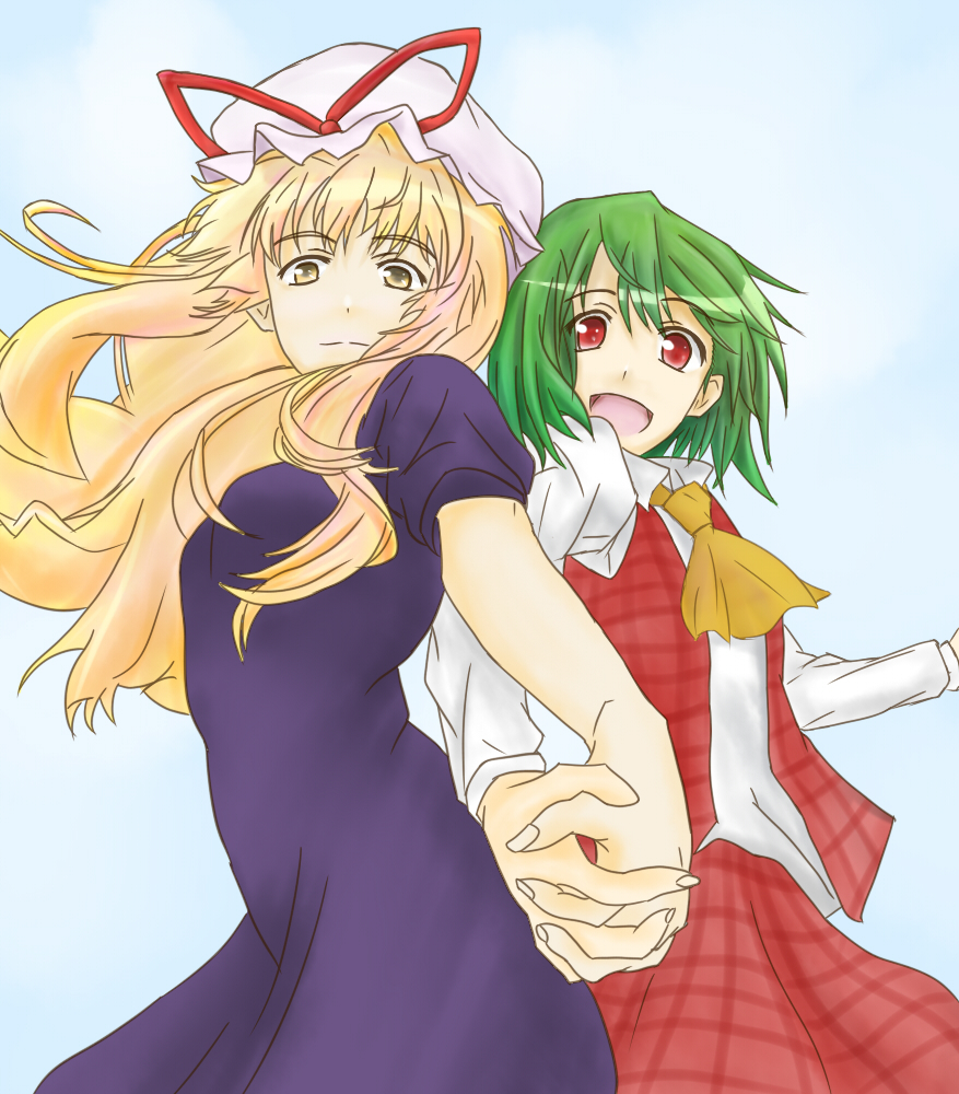 cyde, kazami yuuka, yakumo yukari, macross, macross frontier, touhou, 2girls, :d, ascot, back-to-back, blonde hair, blue background, female focus, foreshortening, green hair, hat, holding hands, interlocked fingers, lion (macross frontier), long hair, multiple girls, open mouth, parody, plaid clothes, plaid skirt, plaid vest, red eyes, short hair, simple background, skirt, skirt set, smile, vest, yellow eyes