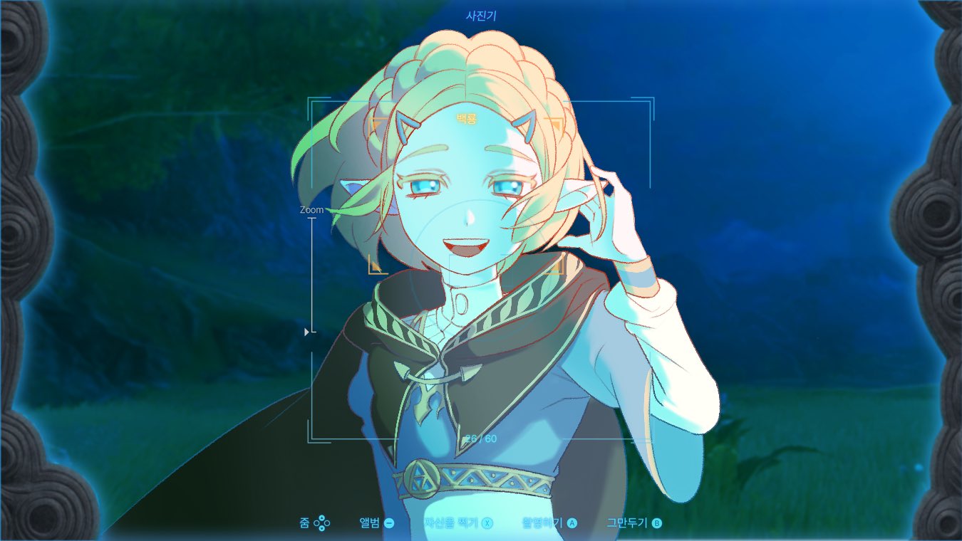 princess zelda, nintendo, the legend of zelda, the legend of zelda: tears of the kingdom, commentary request, korean commentary, 00bbb lz, 1girl, black cloak, blonde hair, blue shirt, braid, breasts, cloak, crown braid, game screenshot background, gold trim, green eyes, hair ornament, hairclip, hand in own hair, looking at viewer, medium breasts, open mouth, outdoors, parted bangs, pointy ears, screenshot background, shirt, short hair, sidelocks, smile, solo, viewfinder