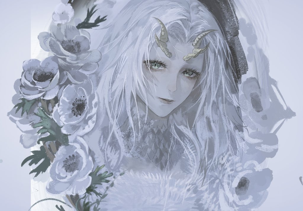 kwiaty k, priscilla the crossbreed, dark souls (series), dark souls i, commentary, symbol-only commentary, 1girl, closed mouth, dragon girl, eyelashes, flower, green eyes, grey background, grey flower, grey rose, horns, long hair, rose, slit pupils, smile, solo, upper body, white hair