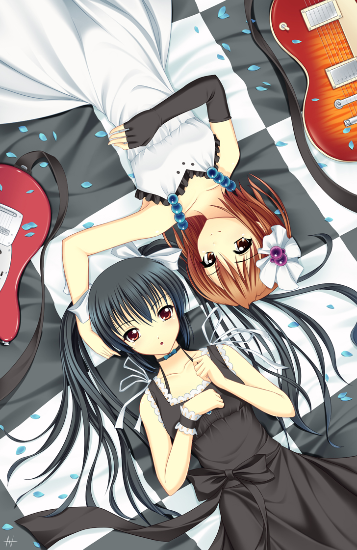 athrun1120, hirasawa yui, nakano azusa, don't say "lazy", k-on!, bad id, bad pixiv id, 00s, 2girls, black hair, brown eyes, brown hair, fingerless gloves, gibson les paul, gloves, guitar, instrument, long hair, multiple girls, mustang (guitar), red eyes, short hair, twintails