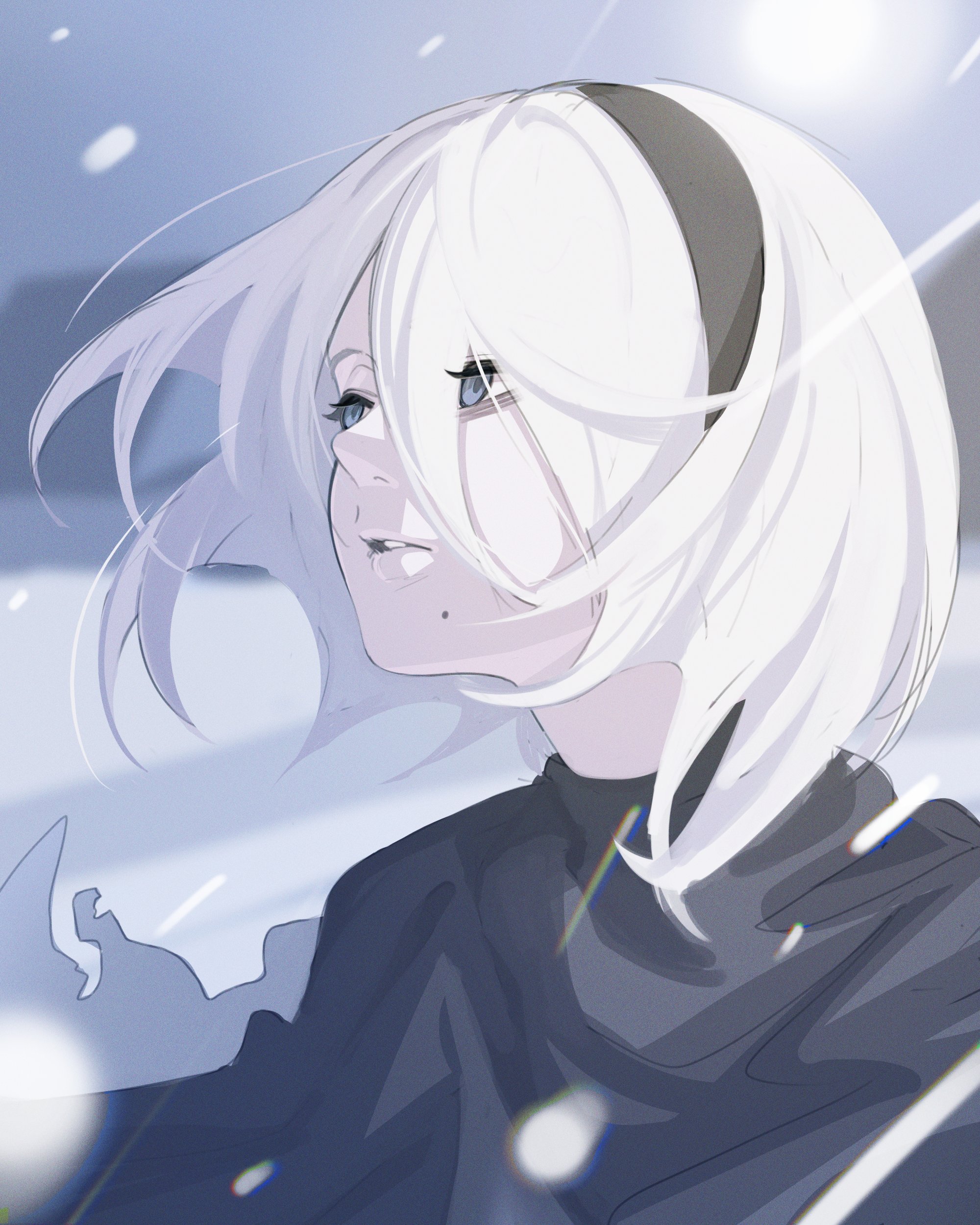 enotouwa, 2b (nier:automata), nier:automata, nier (series), absurdres, commentary request, highres, 1girl, black cloak, black hairband, blue eyes, blurry, blurry background, cloak, floating hair, hair between eyes, hairband, mole, mole under mouth, outdoors, parted lips, short hair, snowing, solo, upper body, white hair, wind