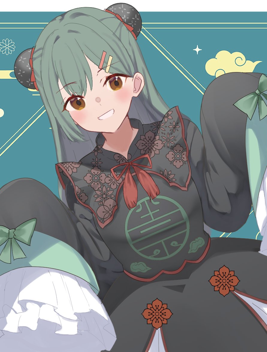 soyo1558686, ogami sachi, link! like! love live!, love live!, commentary request, 1girl, alternate costume, aqua background, black shirt, bun cover, cowboy shot, double bun, dutch angle, green hair, grin, hair bun, hair ornament, hairclip, hasu no sora pop up shop china collection, long hair, long sleeves, looking at viewer, neck tassel, parallel hairclips, shirt, sleeves past fingers, sleeves past wrists, smile, solo, tassel