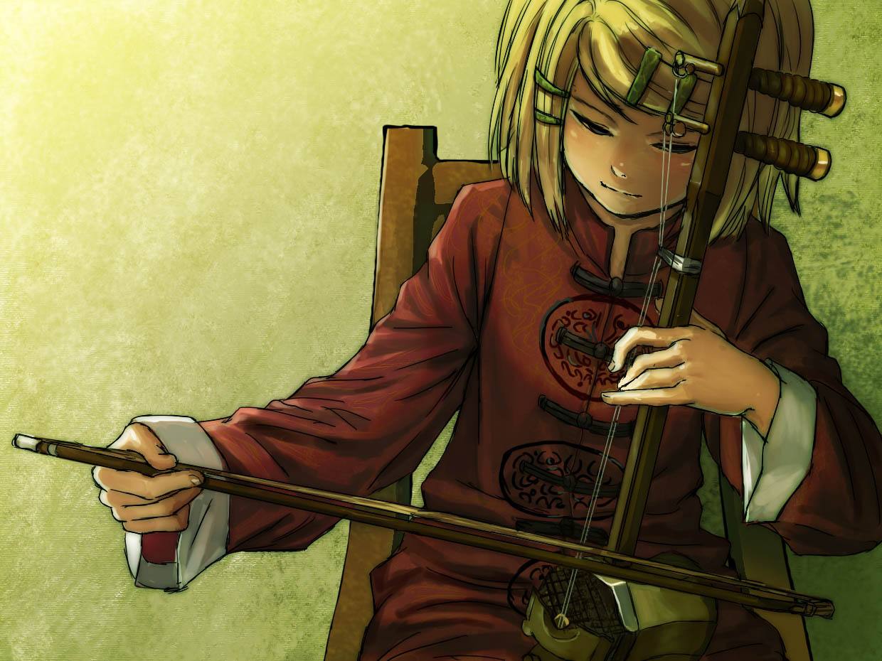 horuda, kagamine rin, tsumugi uta (vocaloid), vocaloid, blonde hair, blue eyes, bow (music), chair, chinese clothes, closed eyes, erhu, green background, hair ornament, hairclip, half-closed eyes, instrument, kokyuu, short hair, sitting, smile, solo, swept bangs, wooden chair