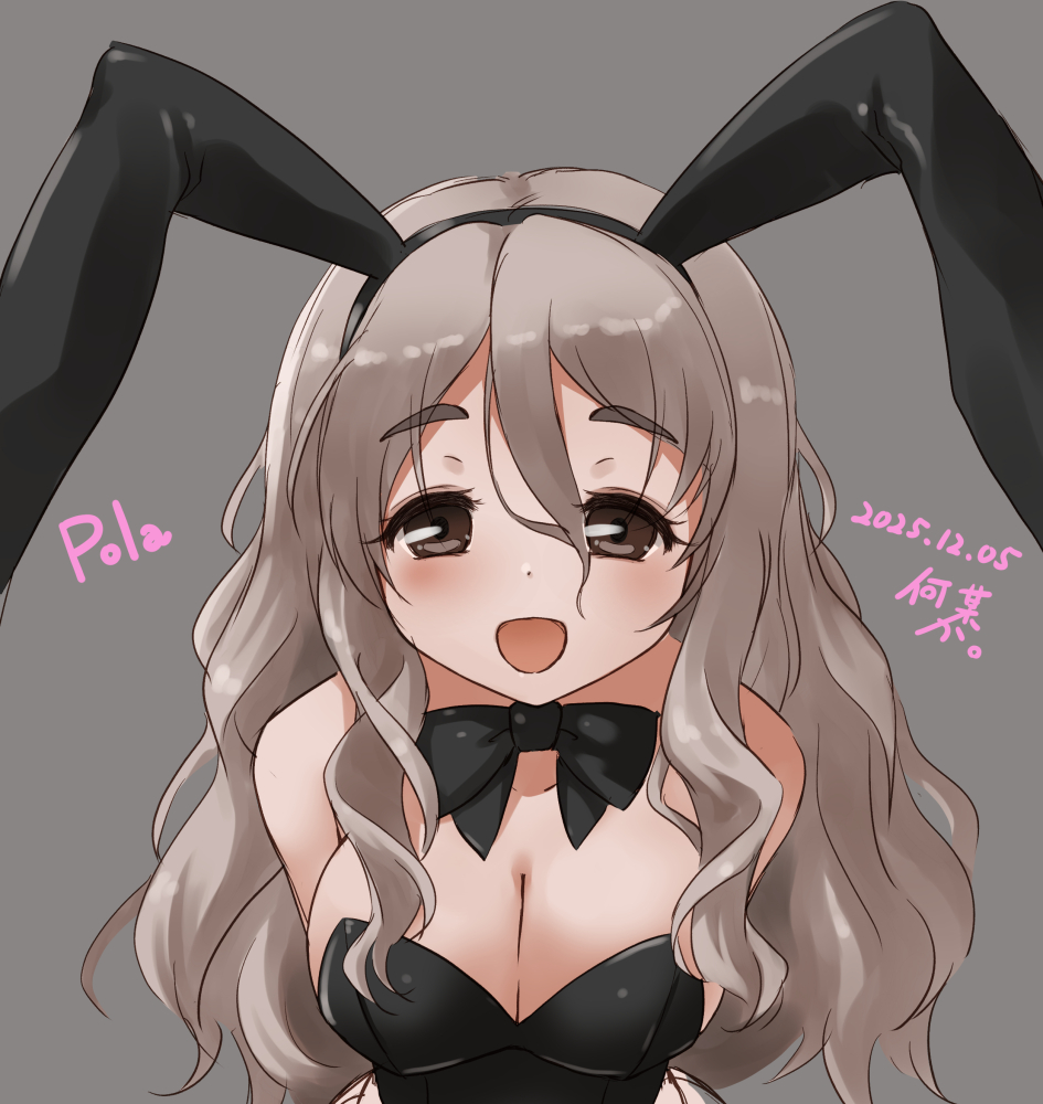 kochipu, pola (kancolle), kantai collection, 1girl, animal ears, black leotard, blush, bow, bowtie, breasts, brown background, brown eyes, character name, cleavage, detached collar, fake animal ears, grey hair, hair between eyes, leotard, long hair, looking at viewer, medium breasts, open mouth, playboy bunny, rabbit ears, smile, solo, strapless, strapless leotard, thick eyebrows, upper body, wavy hair, wrist cuffs