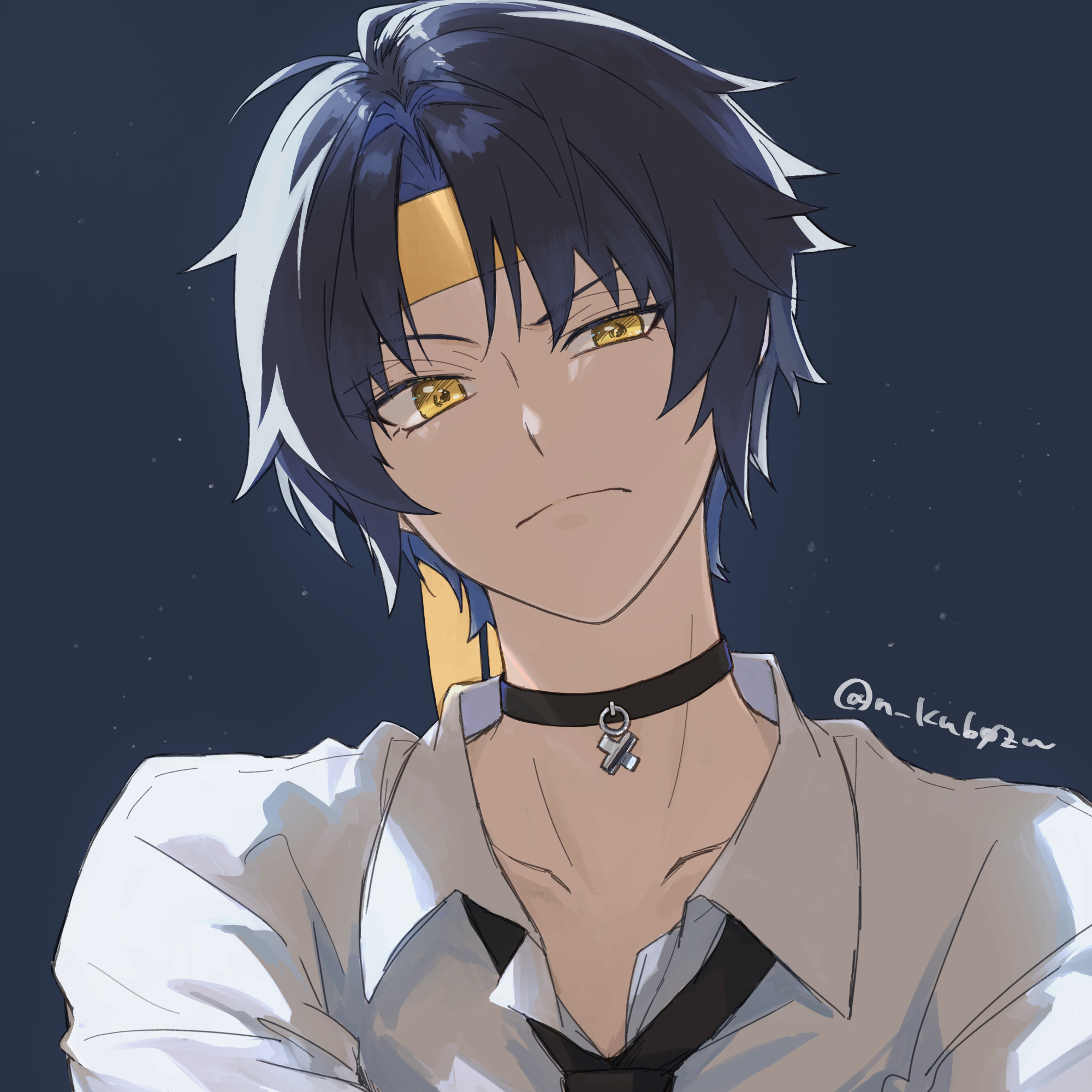 asaba harumasa, zenless zone zero, commentary request, highres, 1boy, black choker, black hair, black necktie, blue background, choker, closed mouth, collarbone, half-closed eye, head tilt, headband, looking at viewer, male focus, narai kurozu, necktie, parted bangs, pendant choker, shirt, short hair, solo, twitter username, upper body, white shirt, yellow eyes, yellow headband