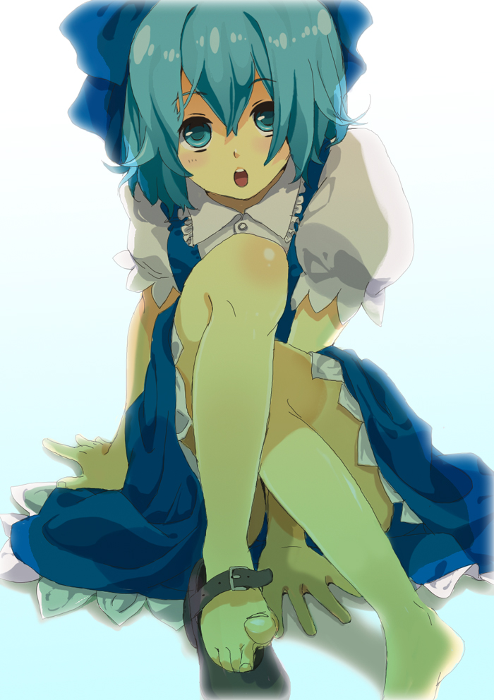 tongori, cirno, embodiment of scarlet devil, touhou, toe-point, 1girl, barefoot, blue eyes, blue hair, bow, feet, female focus, matching hair/eyes, shoe dangle, shoes, short hair, single shoe, solo, toes, wings