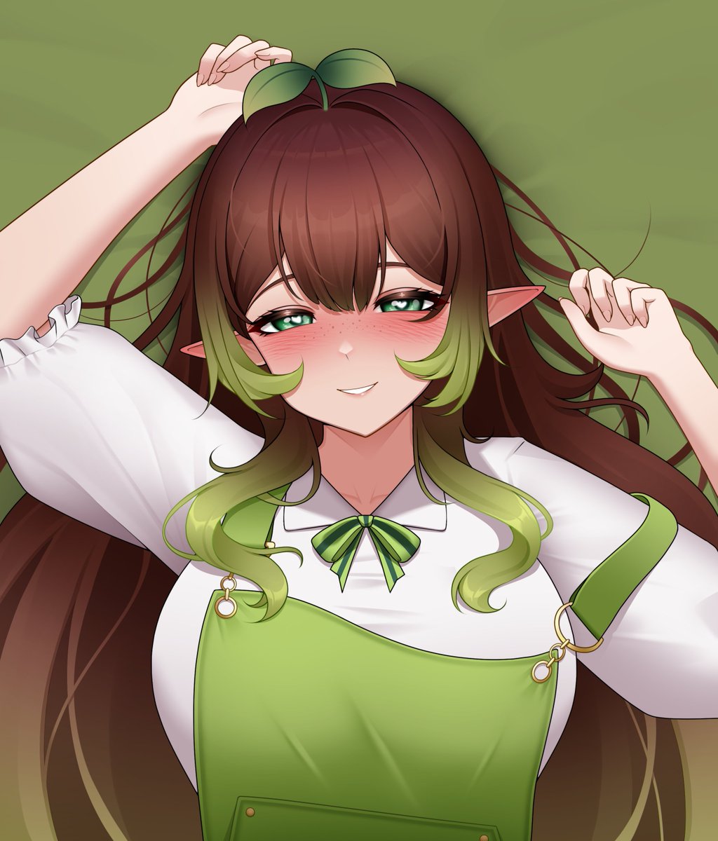 drey525, indie virtual youtuber, commentary, commission, english commentary, highres, 1girl, arms up, blush, bow, breasts, brown hair, double-parted bangs, freckles, gradient hair, green background, green bow, green eyes, green overalls, hair between eyes, heart, heart-shaped pupils, large breasts, long hair, looking at viewer, multicolored hair, overalls, parted lips, plant on head, pointy ears, puffy short sleeves, puffy sleeves, seductive smile, shirt, short sleeves, simple background, smile, solo, symbol-shaped pupils, upper body, virtual youtuber, whinypotato, white shirt