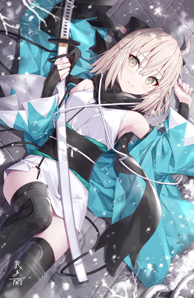 gabiran, okita souji (fate), fate/grand order, fate (series), commentary request, 1girl, ahoge, arm guards, bare shoulders, black bow, blonde hair, bow, breasts, detached sleeves, hair bow, half updo, haori, japanese clothes, katana, kimono, large breasts, long sleeves, looking at viewer, lying, obi, off shoulder, okita souji (third ascension) (fate), on back, sash, short hair, short kimono, sleeveless, sleeveless kimono, smile, solo, sword, thighs, weapon, white kimono, wide sleeves, yellow eyes