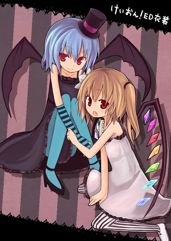 amakaze sora, akiyama mio, flandre scarlet, hirasawa yui, remilia scarlet, don't say "lazy", k-on!, touhou, striped legwear, vertical-striped legwear, 2girls, akiyama mio (cosplay), bat wings, blonde hair, blue hair, blue pantyhose, cosplay, female focus, fingerless gloves, gloves, hat, hirasawa yui (cosplay), mini hat, mini top hat, multiple girls, pantyhose, parody, ponytail, red eyes, short hair, siblings, side ponytail, sisters, striped background, striped clothes, striped pantyhose, top hat, vertical-striped clothes, vertical-striped pantyhose, wings
