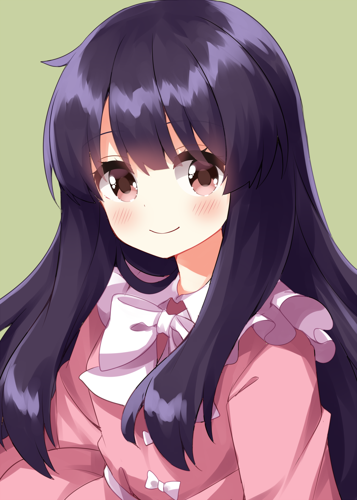 ruu (tksymkw), houraisan kaguya, touhou, commentary request, highres, 1girl, black hair, blush, bow, bowtie, closed mouth, collared shirt, frilled shirt collar, frills, green background, long hair, long sleeves, looking at viewer, pink shirt, red eyes, shirt, simple background, smile, solo, upper body, white bow, white bowtie