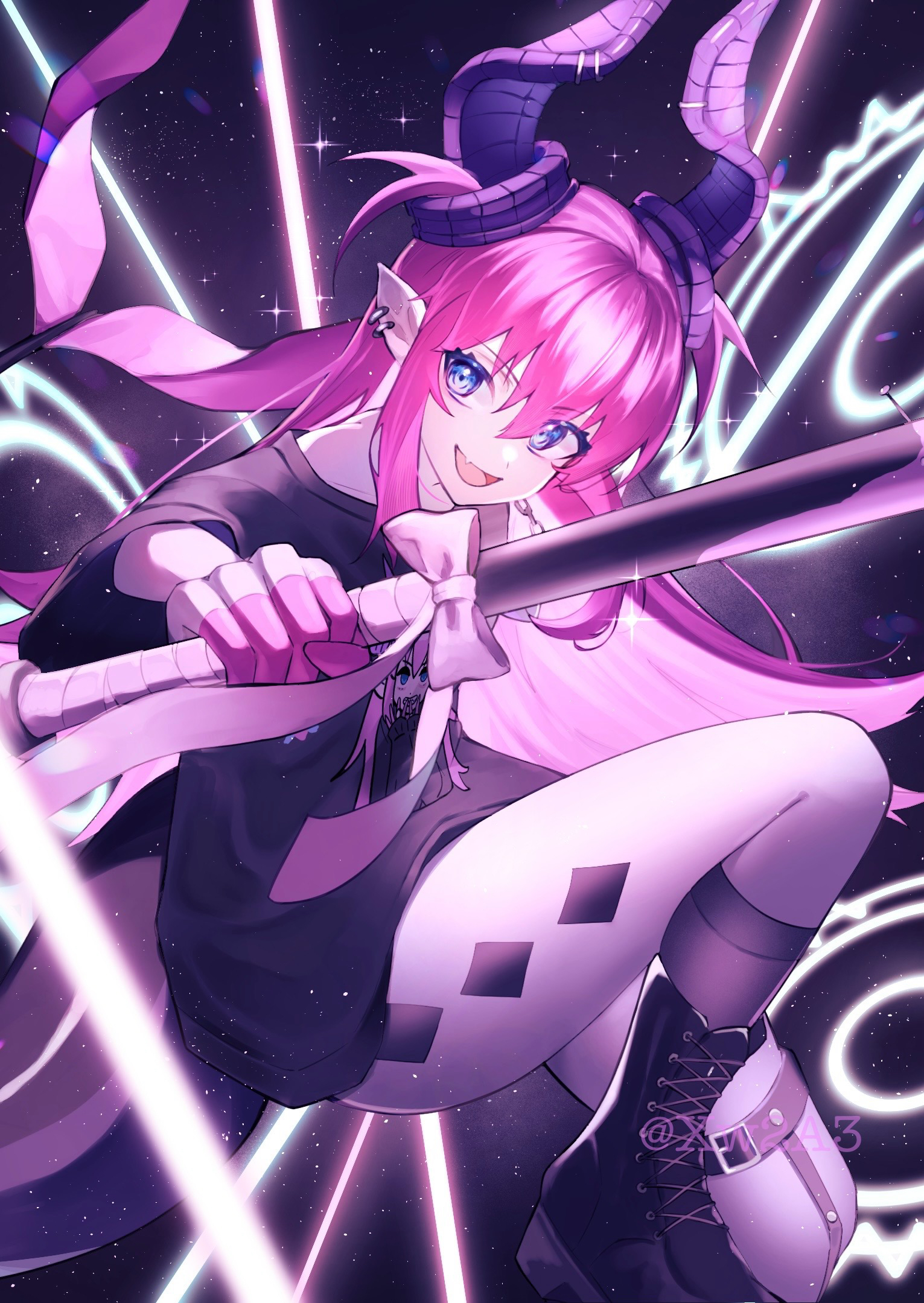 papukin, elizabeth bathory (fate), elizabeth bathory (perfect) (fate), elizabeth bathory (perfect) (first ascension) (fate), fate/grand order, fate (series), commentary, highres, 1girl, baseball bat, black boots, black shirt, black socks, black tail, blue eyes, body markings, boots, colored fingertips, curled horns, diamond (shape), dragon girl, dragon horns, dragon tail, ear piercing, fang, hair between eyes, holding, holding baseball bat, horn piercing, horns, kneehighs, lace-up boots, leg up, legwear garter, light particles, long hair, looking to the side, nail (hardware), nail bat, no pants, open mouth, piercing, pink hair, pointy ears, purple horns, shirt, short sleeves, single legwear garter, skin fang, smile, socks, solo, t-shirt, tail, twitter username, two side up