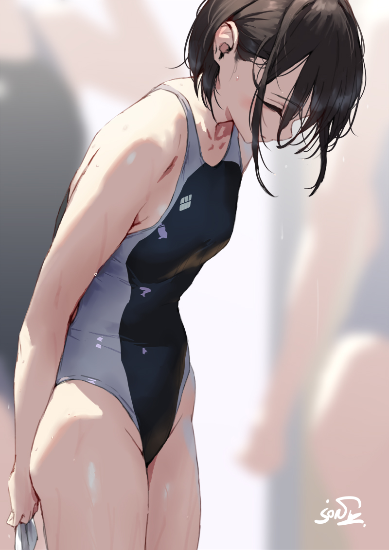 jonsun, misaki (jonsun), original, commentary request, 3girls, black hair, blurry, blurry background, breasts, competition swimsuit, multiple girls, one-piece swimsuit, short hair, small breasts, swimsuit, wet