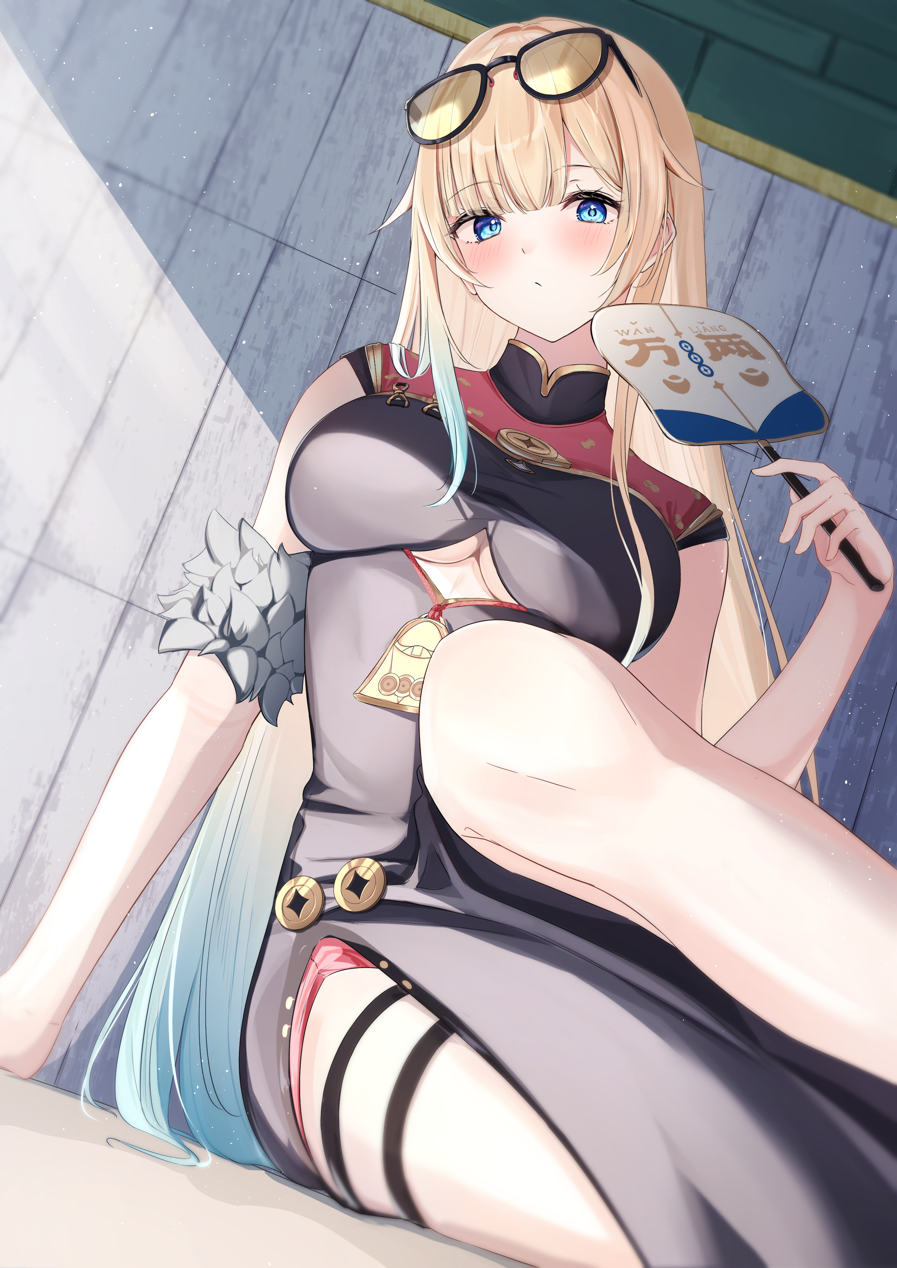 717minami, aizawa ema, sweety (zenless zone zero), vspo!, zenless zone zero, absurdres, commentary, highres, 1girl, :/, arm support, black dress, blonde hair, blue eyes, blue hair, blunt bangs, blush, breasts, china dress, chinese clothes, cleavage, closed mouth, clothing cutout, coin, cosplay, day, dress, eyewear on head, from below, gold coin, gold trim, gradient hair, hand fan, hand up, head tilt, holding, holding fan, large breasts, light particles, long hair, looking at viewer, multicolored hair, on ground, pelvic curtain, sidelighting, sidelocks, sitting, sleeveless, sleeveless dress, solo, sweety (zenless zone zero) (cosplay), thighs, tinted eyewear, tuanshan, two-tone dress, underboob, underboob cutout, very long hair, virtual youtuber, wooden wall, yellow-tinted eyewear, yokozuwari