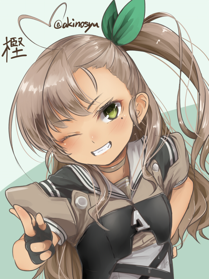 akino shuu, kashi (kancolle), kantai collection, commentary request, 1girl, ahoge, black gloves, brown hair, character name, corset, dark-skinned female, dark skin, finger gun, fingerless gloves, gloves, green eyes, grey shirt, grin, hair ribbon, heart, heart ahoge, looking at viewer, mole, mole under eye, one side up, puffy sleeves, ribbon, sailor collar, sailor shirt, shirt, short sleeves, smile, solo, twitter username, upper body, white sailor collar, zipper pull tab