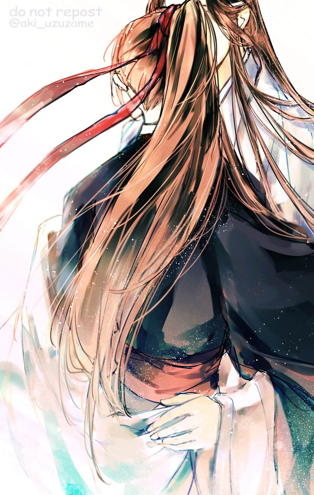 lan wangji, wei wuxian, modao zushi, commentary request, highres, 2boys, aki uzuzame, black hair, black hanfu, brown hair, chinese clothes, couple, facing away, from behind, hair ribbon, hanfu, headband, hug, implied kiss, light particles, long hair, long sleeves, male focus, multiple boys, ponytail, red ribbon, red sash, ribbon, robe, sash, simple background, solo focus, twitter username, very long hair, white background, white hanfu, wide sleeves, yaoi