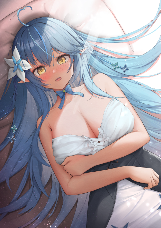 wasami, yukihana lamy, hololive, commentary request, 1girl, ahoge, bare shoulders, black corset, blue bow, blush, bow, braid, breasts, cleavage, collarbone, corset, dress, elf, flower, hair between eyes, hair ornament, heart, heart ahoge, long hair, looking at viewer, lying, on back, open mouth, pointy ears, smile, solo, strapless, strapless dress, upper body, very long hair, virtual youtuber, white dress, white flower