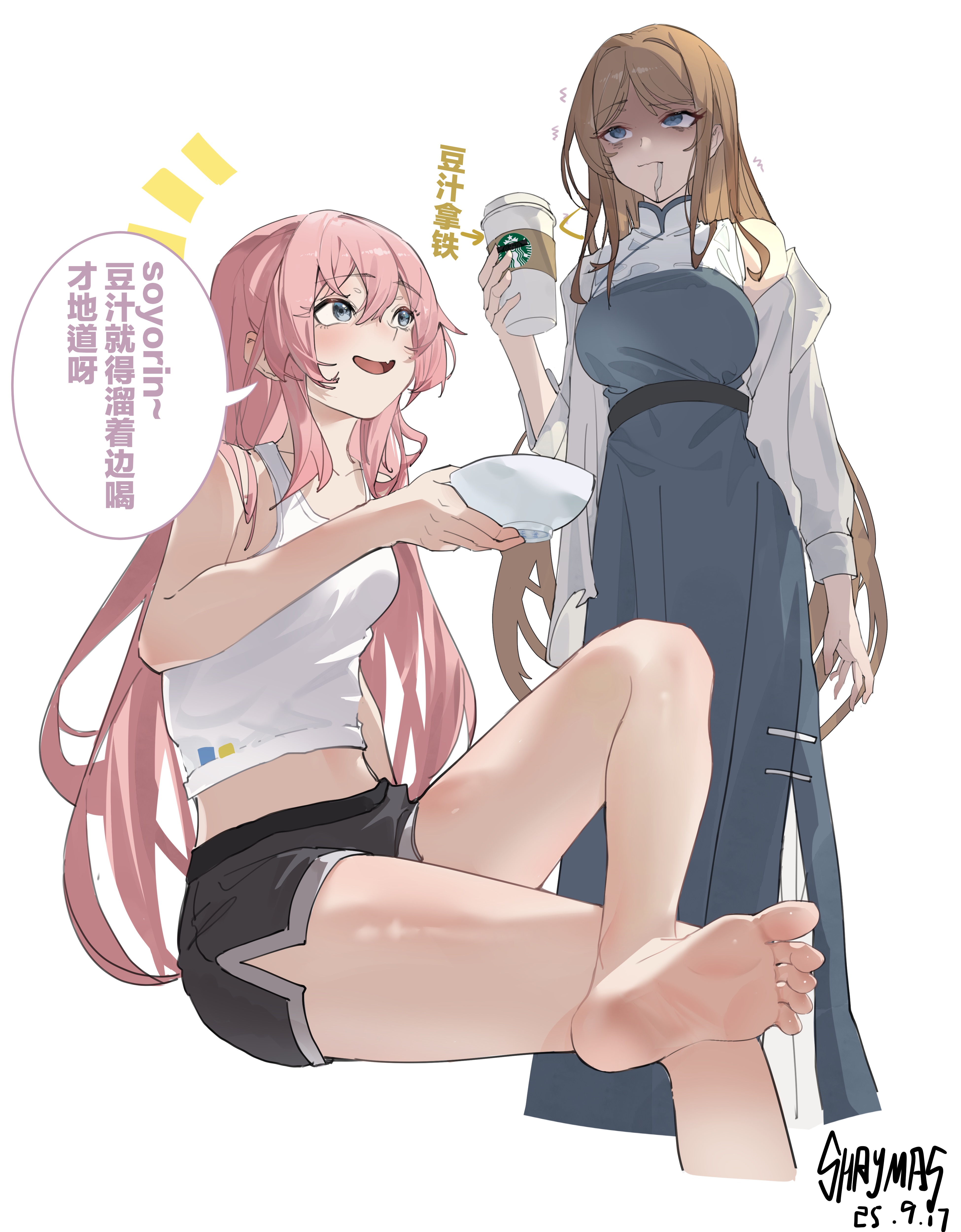 shaymas, chihaya anon, nagasaki soyo, bang dream!, bang dream! it's mygo!!!!!, starbucks, absurdres, chinese commentary, commentary request, highres, translation request, 2girls, barefoot, black shorts, blue dress, blue eyes, bowl, breasts, brown hair, chinese text, clothing cutout, dress, drooling, feet, foot focus, foreshortening, grey eyes, holding, holding bowl, invisible chair, large breasts, long hair, midriff, multiple girls, open mouth, pink hair, shorts, shoulder cutout, sidelocks, simple background, sitting, soles, tank top, toes, white background, white tank top