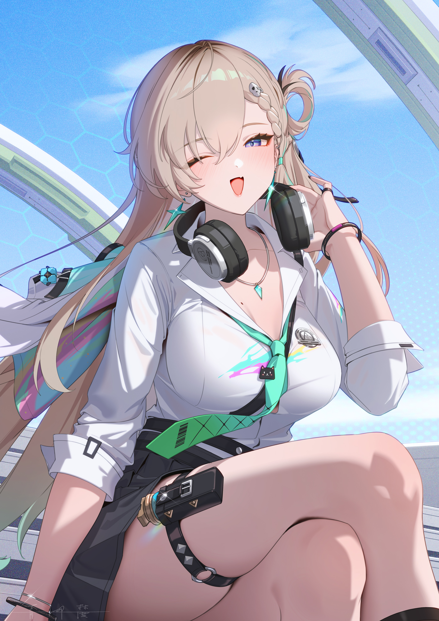 meda, lynae (wuthering waves), wuthering waves, commentary, hashtag-only commentary, highres, 1girl, blonde hair, blue sky, breasts, crossed legs, day, feet out of frame, green necktie, hair ornament, headphones, headphones around neck, jewelry, large breasts, looking at viewer, necklace, necktie, one eye closed, open mouth, outdoors, purple eyes, shirt, sitting, skull hair ornament, sky, smile, solo, tacet mark (wuthering waves), thighs, white shirt